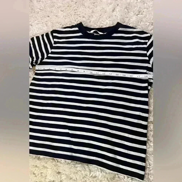 H&M Women’s relaxed fit Tshirt- size small - Picture 4 of 7